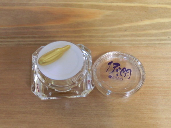 伊潤月見滋養防護菁華~針對常做指甲彩繪的朋友,修護指甲指緣一級棒喔!讓我的爛指甲和乾燥指緣起死回生的好產品!