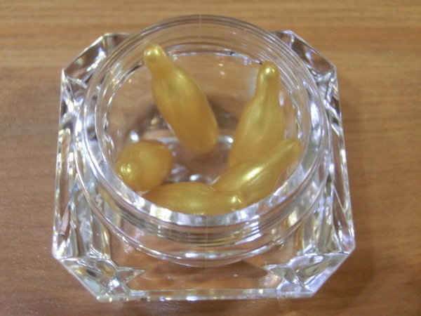 伊潤月見滋養防護菁華~針對常做指甲彩繪的朋友,修護指甲指緣一級棒喔!讓我的爛指甲和乾燥指緣起死回生的好產品!