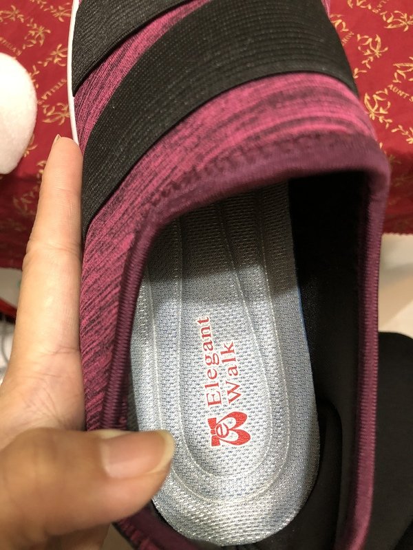 【好鞋分享】歡迎收看我的Walk健走系列無印風簡約輕量運動鞋(酒紅)及幾何圖形娃娃鞋(白)時尚穿搭秀~網路知名Elegent Walk(EW女鞋)柔軟舒適、輕盈好行走,不管上班還是休閒都好穿喔!
