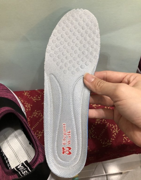 【好鞋分享】歡迎收看我的Walk健走系列無印風簡約輕量運動鞋(酒紅)及幾何圖形娃娃鞋(白)時尚穿搭秀~網路知名Elegent Walk(EW女鞋)柔軟舒適、輕盈好行走,不管上班還是休閒都好穿喔!