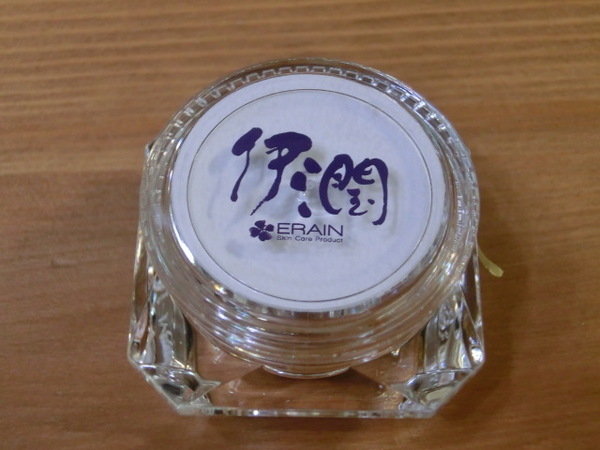 伊潤月見滋養防護菁華~針對常做指甲彩繪的朋友,修護指甲指緣一級棒喔!讓我的爛指甲和乾燥指緣起死回生的好產品!