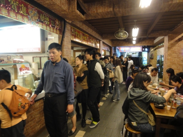 (美食 台北 石牌站) 水龜伯古早味 ~ 暖呼呼的燒麻糬來囉
