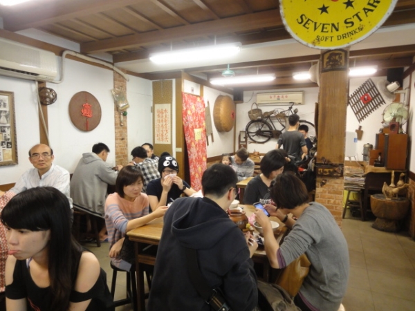 (美食 台北 石牌站) 水龜伯古早味 ~ 暖呼呼的燒麻糬來囉