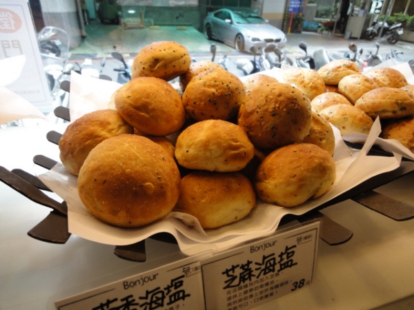 (美食 ~ 台北六張犁站) 朋廚烘焙坊 ~ 帥哥型男Michael師傅的混血麵包魂