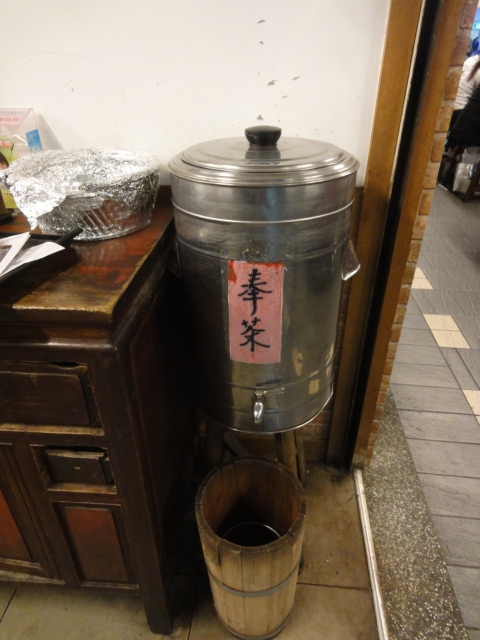 (美食 台北 石牌站) 水龜伯古早味 ~ 暖呼呼的燒麻糬來囉