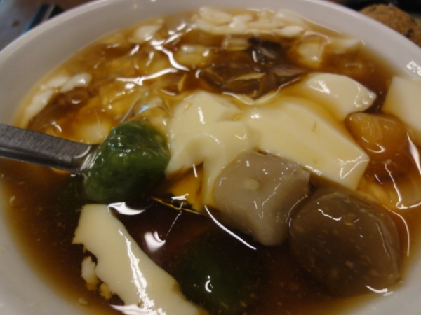 (美食 台北 石牌站) 水龜伯古早味 ~ 暖呼呼的燒麻糬來囉