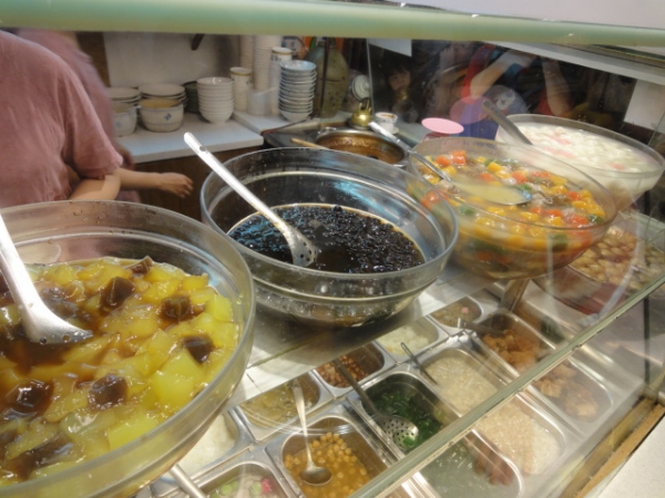 (美食 台北 石牌站) 水龜伯古早味 ~ 暖呼呼的燒麻糬來囉