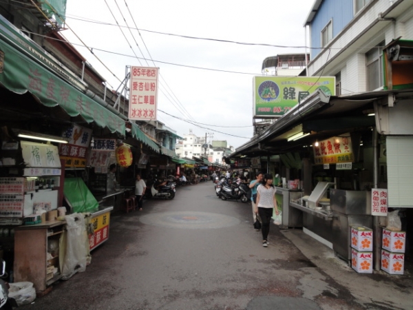 (美食 屏東市) 屏東觀光夜市 ~ 必吃獨門豬頭飯 + 情人果冰創始店