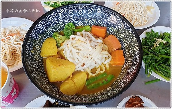 大慈天然素食堂║東山路上Google評論4.5分的素食麵飯館,南洋咖哩手打麵、紅燒刀削麵,麵條彈牙、小菜夠味!