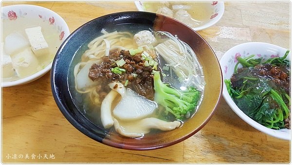 台中豐原』發 素食小吃║緊鄰廟東夜市,博愛街素食一條街,你選哪一家?