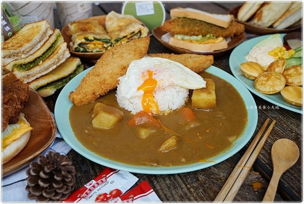 台中人氣早午餐║早安公雞新餐點強勢來襲, 咖哩控注意!大份量雙飛鏢魚排咖哩飯,絕對滿足,吃飽吃滿!