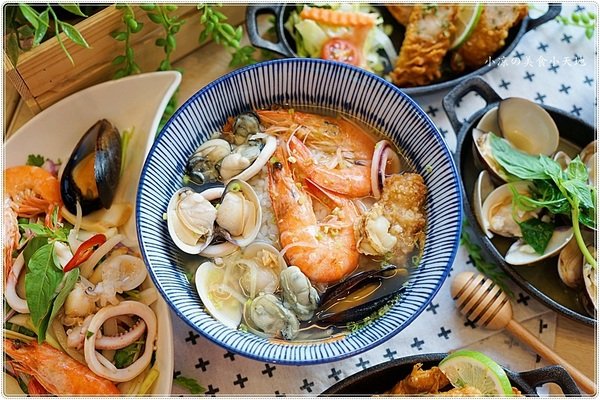 台中火車站美食║暖心食堂,超彭湃海鮮粥,再配炸物、生蠔,多重享受,迸出新滋味!只有晚餐+宵夜場唷(有foodpanda外送)