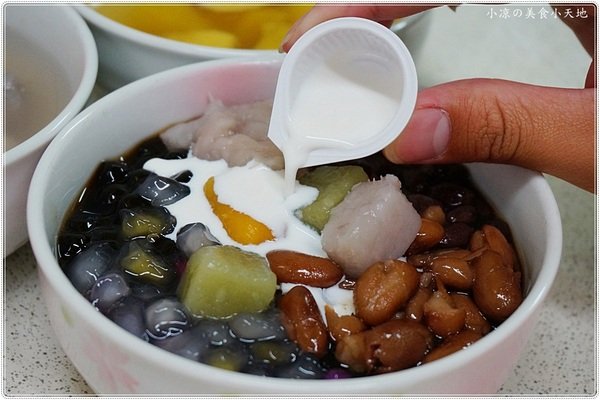 台中南區』忠孝夜市伊豆古早味挫冰║冬季限定的溫暖幸福滋味,暖呼呼的甜湯,吃過的人都說料多實在 !