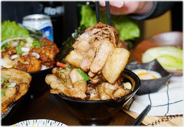 台中丼飯推薦║牛丁次郎坊崇德店,大口吃肉爽度破表,份量滿滿超划算,雞湯、飲料喝到飽(宵夜時間也吃的到喔!)