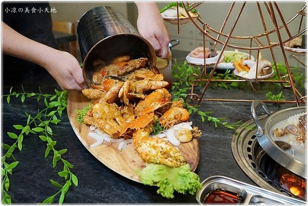 台中北屯燒烤║龍門馬場洞韓牛專賣店,浪漫摩天輪裝肉,大桶海鮮豪浮誇倒上桌,就是要你吃飽拍滿!