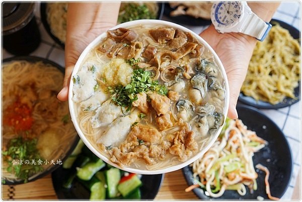 台中小吃║超浮誇銅板價麵線,料鋪好鋪滿幾乎看不到麵線,鮮甜柴魚湯底,沒吃會想念,麵線控必朝聖!