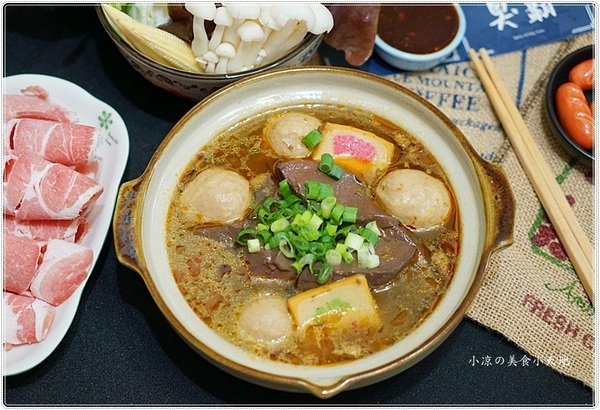 網路宅配人氣美食║臭霸麻辣臭豆腐,湯頭濃郁、料多入味,在家料理也很方便輕鬆又快速(簡師傅麻辣臭豆腐宅配新品牌)