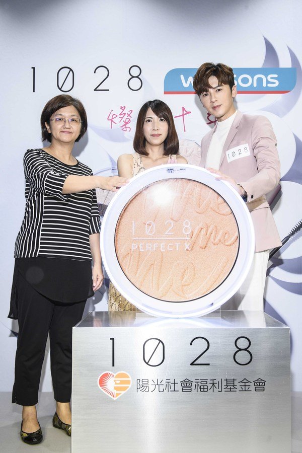 李國毅以品牌暖心公益大使身分與1028總經理孫莉婷女士(中)、陽光基金會副執行長林瑞嬌女士(左)共同啟動點燈儀式.JPG