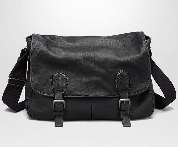 BOTTEGA VENETA GARDENA 郵差包 展現簡約低調的時尚風格