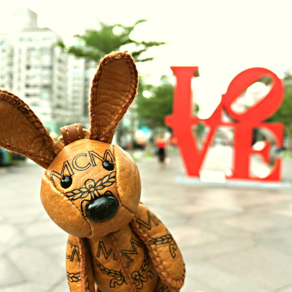 mcm兔子遇见台北「萌萌哒」 时尚名人号召朝圣mcm台北101新概念店