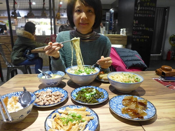 (捷運忠孝復興站)Woo姥姥麵館~道地的東北、四川菜餚,喜愛吃辣的老饕一定要來嚐嚐看!