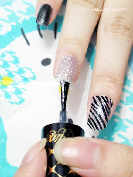 把斑马纹贴纸贴在想要的手指指甲部位,  我把斑马纹贴在中指,亮粉贴在