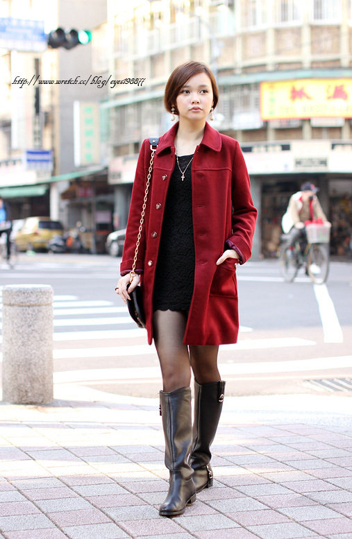 时尚偶像剧女明星最爱,酒红色长大衣4套穿搭.