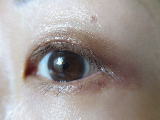 然后用打亮色画一下眼头跟下眼线前端.