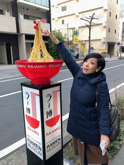 【觀玲老師愛旅行】想了20多年,我終於來到我夢幻中的「新橫濱拉麵博物館」了!美食街壯觀排隊人海讓我大傻眼,但排隊也要來一碗呀!