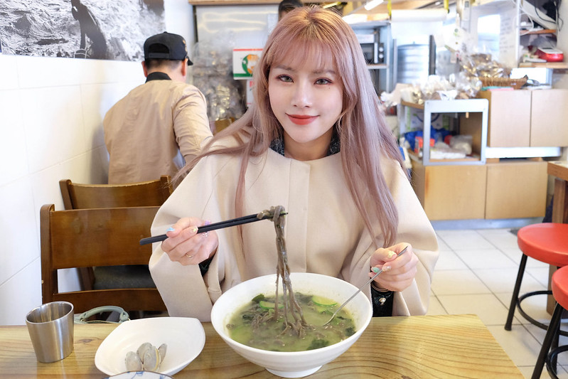 【逼先生專欄】《濟州自由行全攻略》沒想到如此讓人驚豔,搭飛機也要吃到的「海螺刀削麵」~