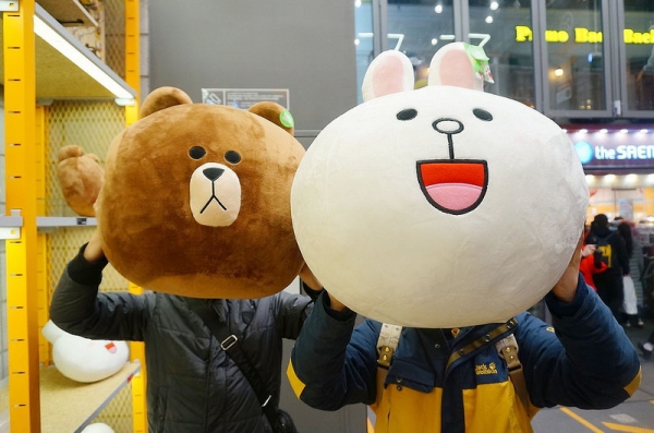 【逼先生專欄】《2016首爾自由行》4號線明洞站:LINE FRIENDS旗艦店,來找熊大、兔兔當朋友~