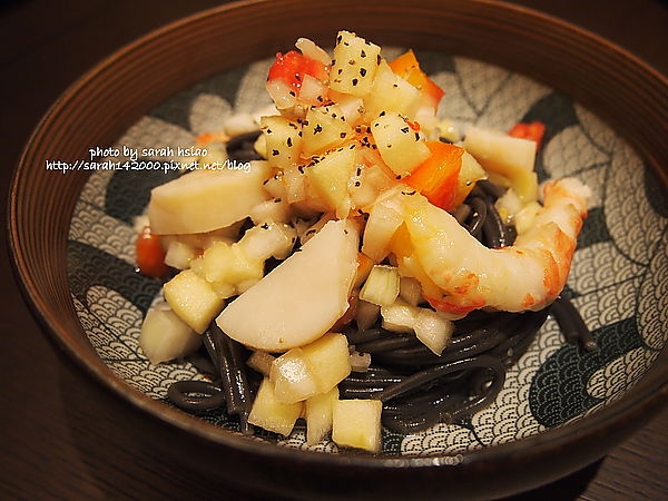 【一日小廚娘】蘋果莎莎海鮮墨魚冷麵*超隨興食譜