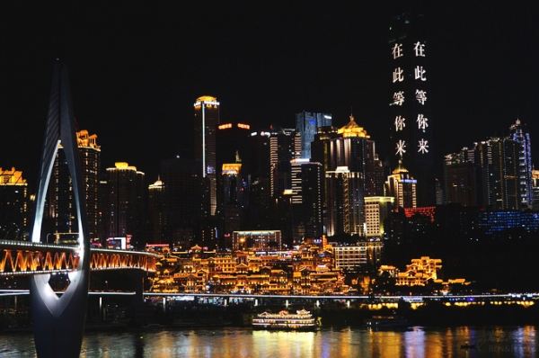 重慶旅遊推薦.洪崖洞夜景▋重慶最美的夜景,以傳統建築特色的吊腳樓為主體,似神隱少女裏的場景