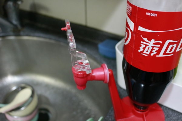 汽水飲料可樂瓶倒置飲水機 開關飲用器 入手