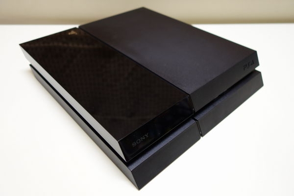 就是他 今年最夯的遊戲主機 Sony PS4 台灣開箱