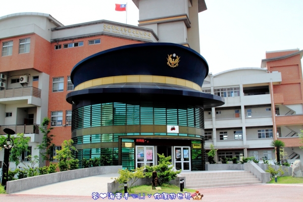 【台南】新化警察局ღ超有戲。是誰把巨大型的警帽放在屋頂上