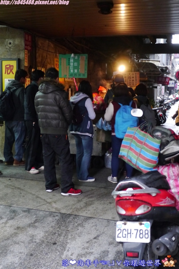 【基隆】基隆美食(孝三路四大天王)ღ不起眼的巷弄中也吸引了不少客人,排隊排滿滿