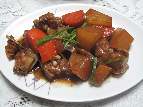 好菜上桌-蘿蔔香燉豬小排