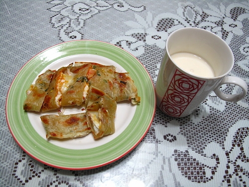 101.02.09早餐-葱油餅夾起士蛋佐熱牛奶