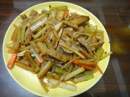 晚餐-芹菜肉絲蒟蒻麵