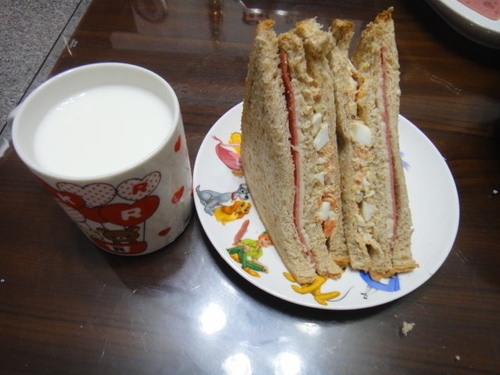 早餐-營養鮪魚沙拉三明治佐鮮乳