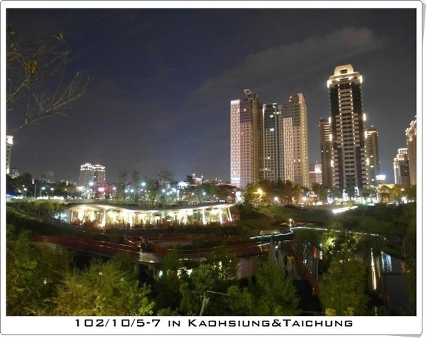 【遊記、台中】市區最美約會聖地秋紅谷廣場。周日人少少的逢甲夜市