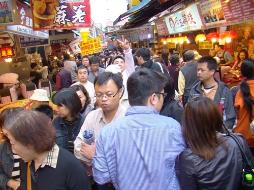 擠爆了的老街與戴上脖圈泡溫泉