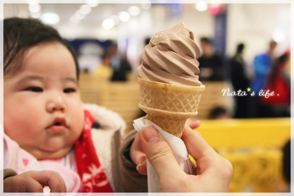 六到八個月的派妞妞,愛玩愛發聲、喜歡放手站~