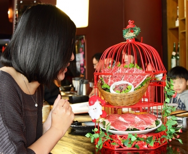 鳥籠沒有鳥竟然藏烤肉?!爆炸吸睛紅巢燒肉工房聖誕餐來囉