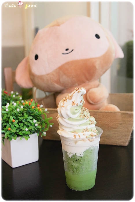 猴子出沒在逢甲‧爭食猴子舀糖「豆腐抹茶霜淇淋」!