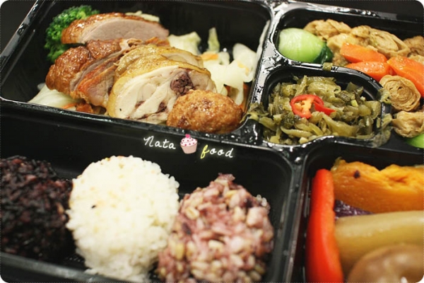 台北車站的六福客棧便當‧口味偏淡食材好