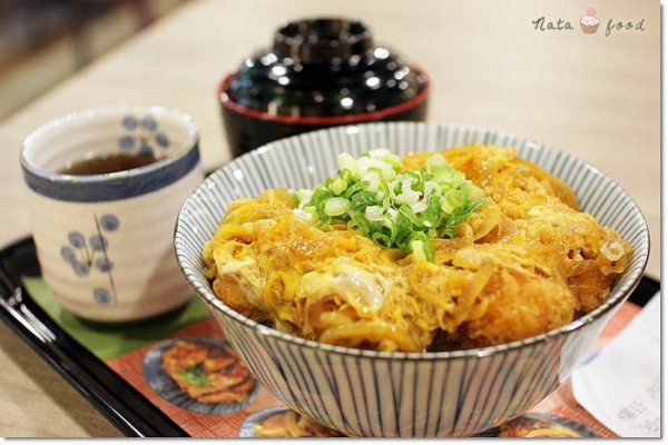 丼飯大碗、小菜爽口的鮮五丼,酥炸鮮魚丼熱燙酥嫩好好吃!