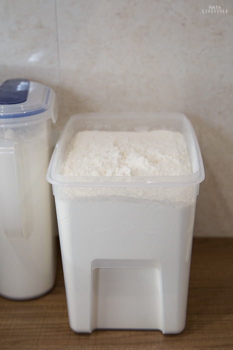 光买一个面粉储存桶容积不够,於是只好把米桶,水桶都请出来,呼.