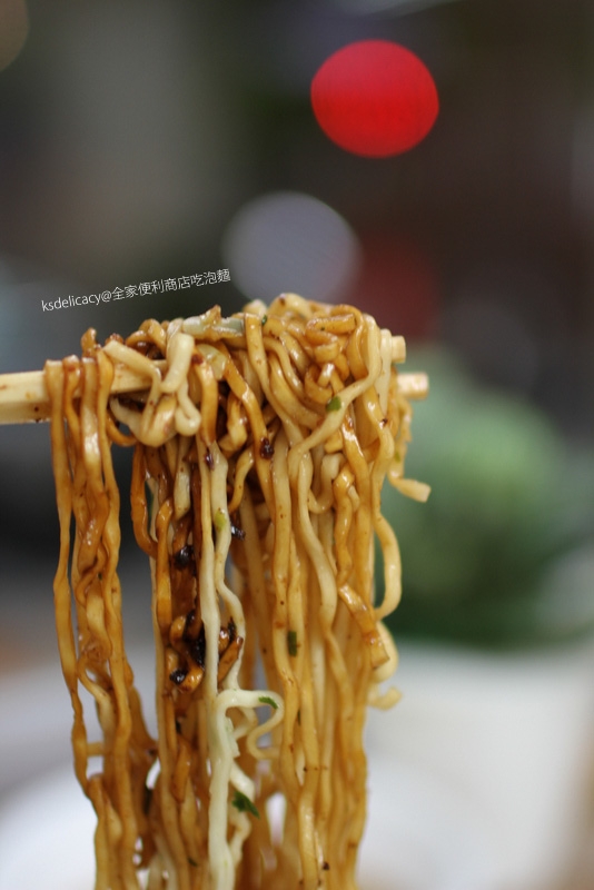 【便利商店】颱風天的小確幸 - 泡麵 + 茶葉蛋